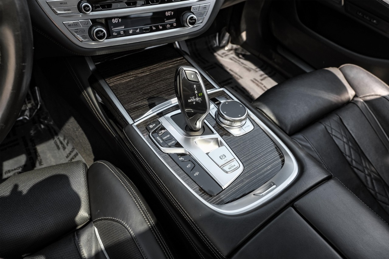 BMW 750i xDrive Vehicle Main Gallery Image 22