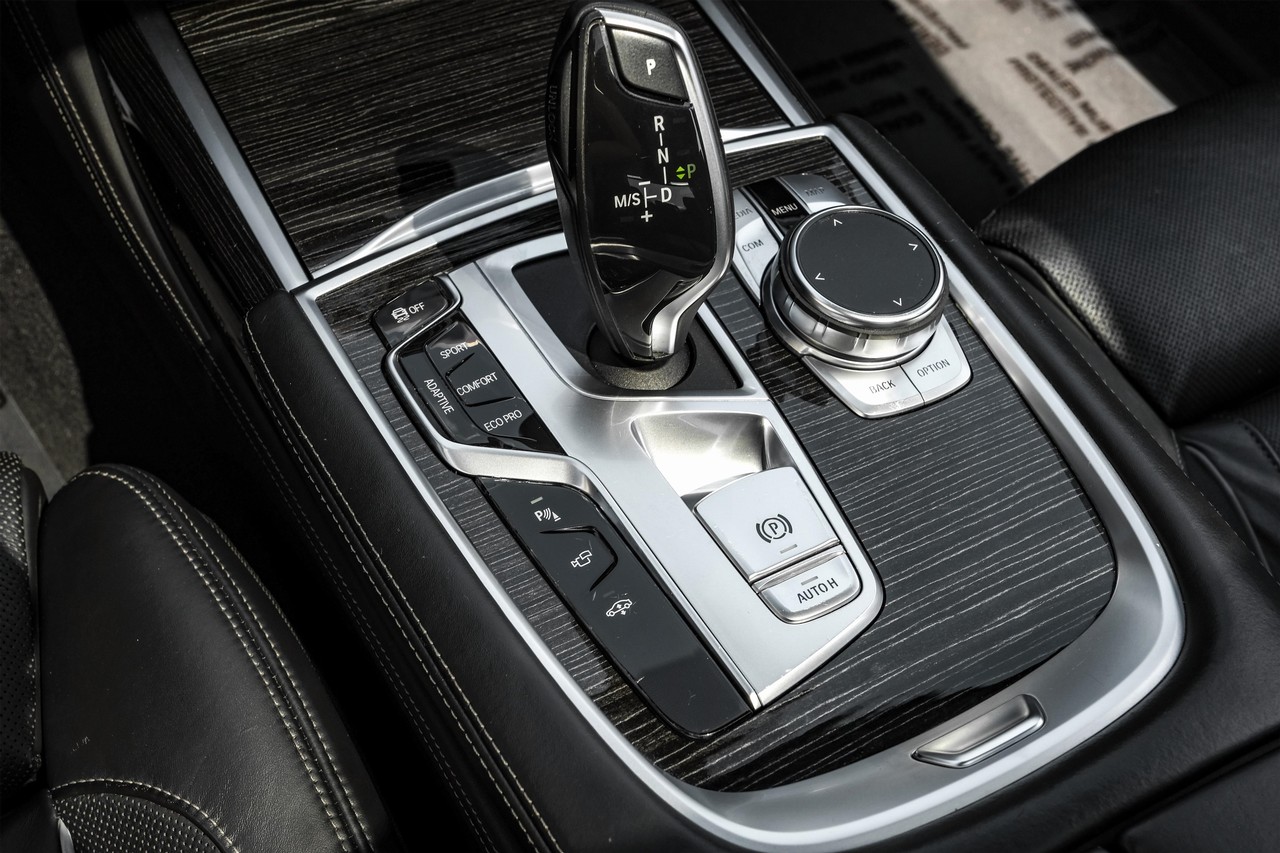 BMW 750i xDrive Vehicle Main Gallery Image 23