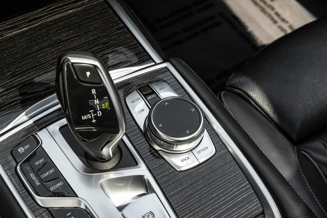 BMW 750i xDrive Vehicle Main Gallery Image 24