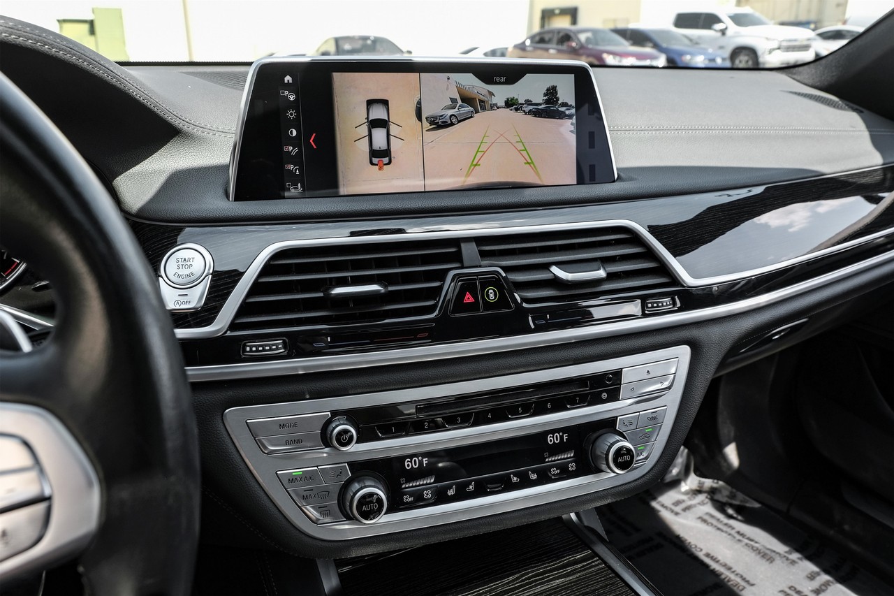 BMW 750i xDrive Vehicle Main Gallery Image 25