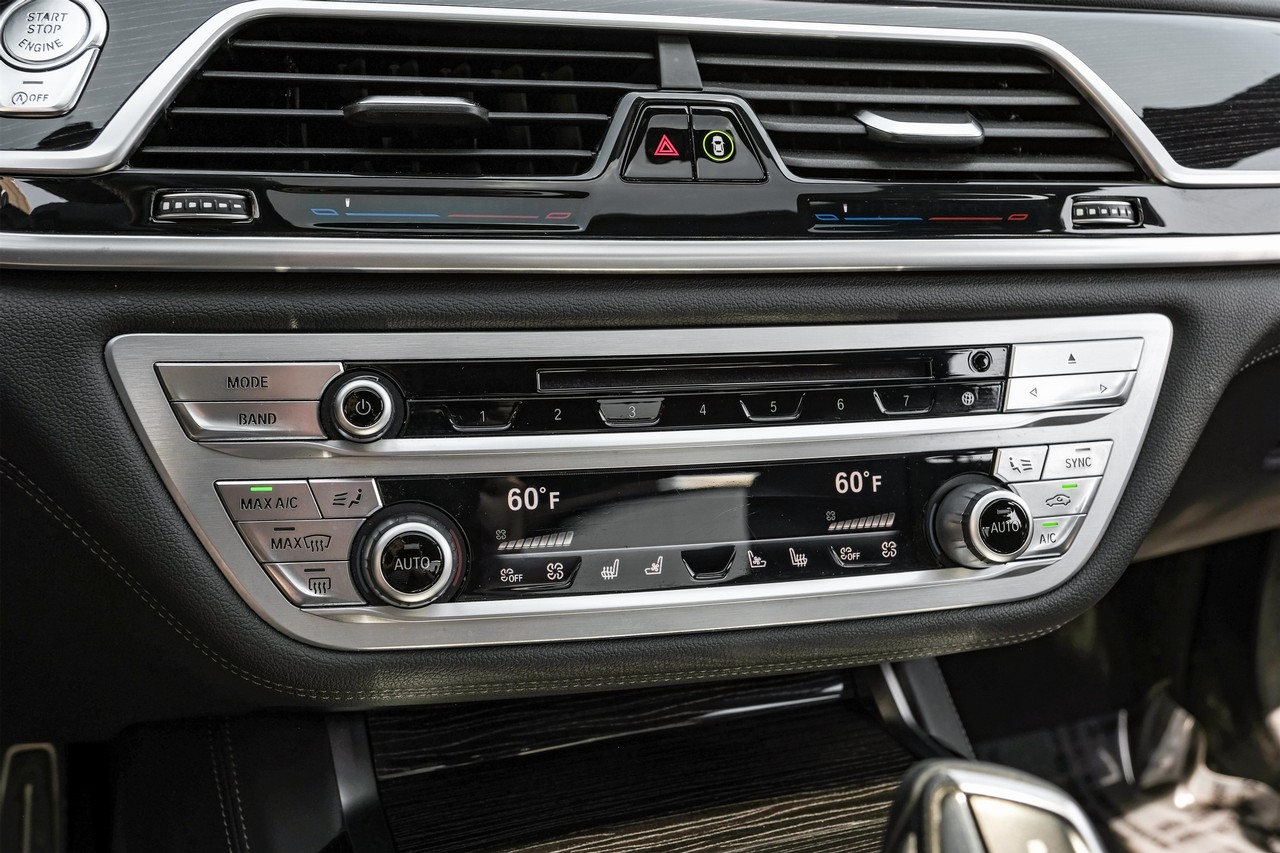 BMW 750i xDrive Vehicle Main Gallery Image 26