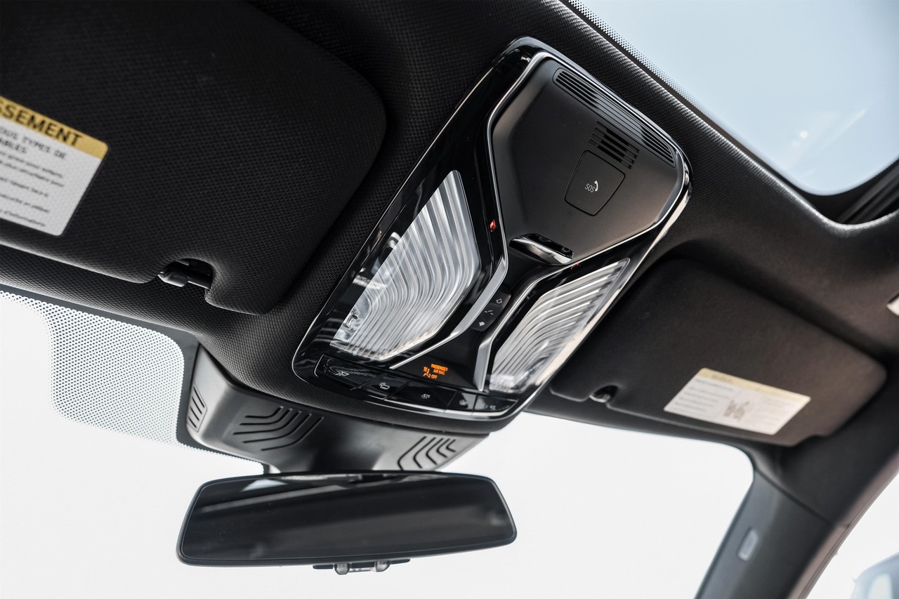 BMW 750i xDrive Vehicle Main Gallery Image 27