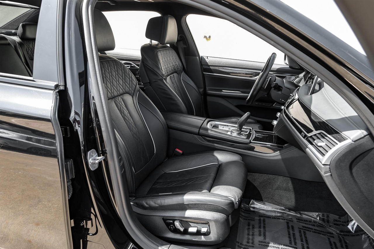 BMW 750i xDrive Vehicle Main Gallery Image 29