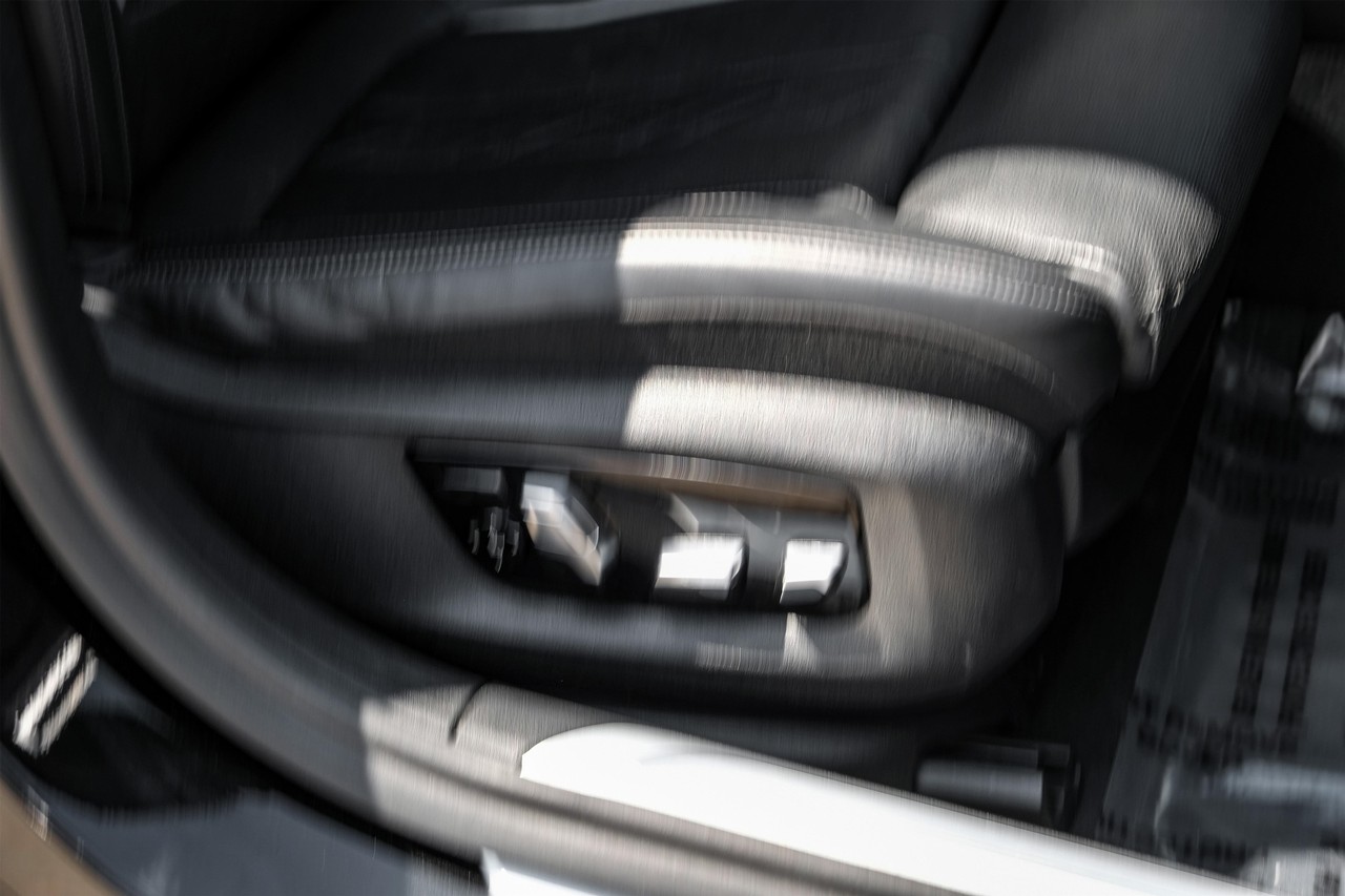 BMW 750i xDrive Vehicle Main Gallery Image 30