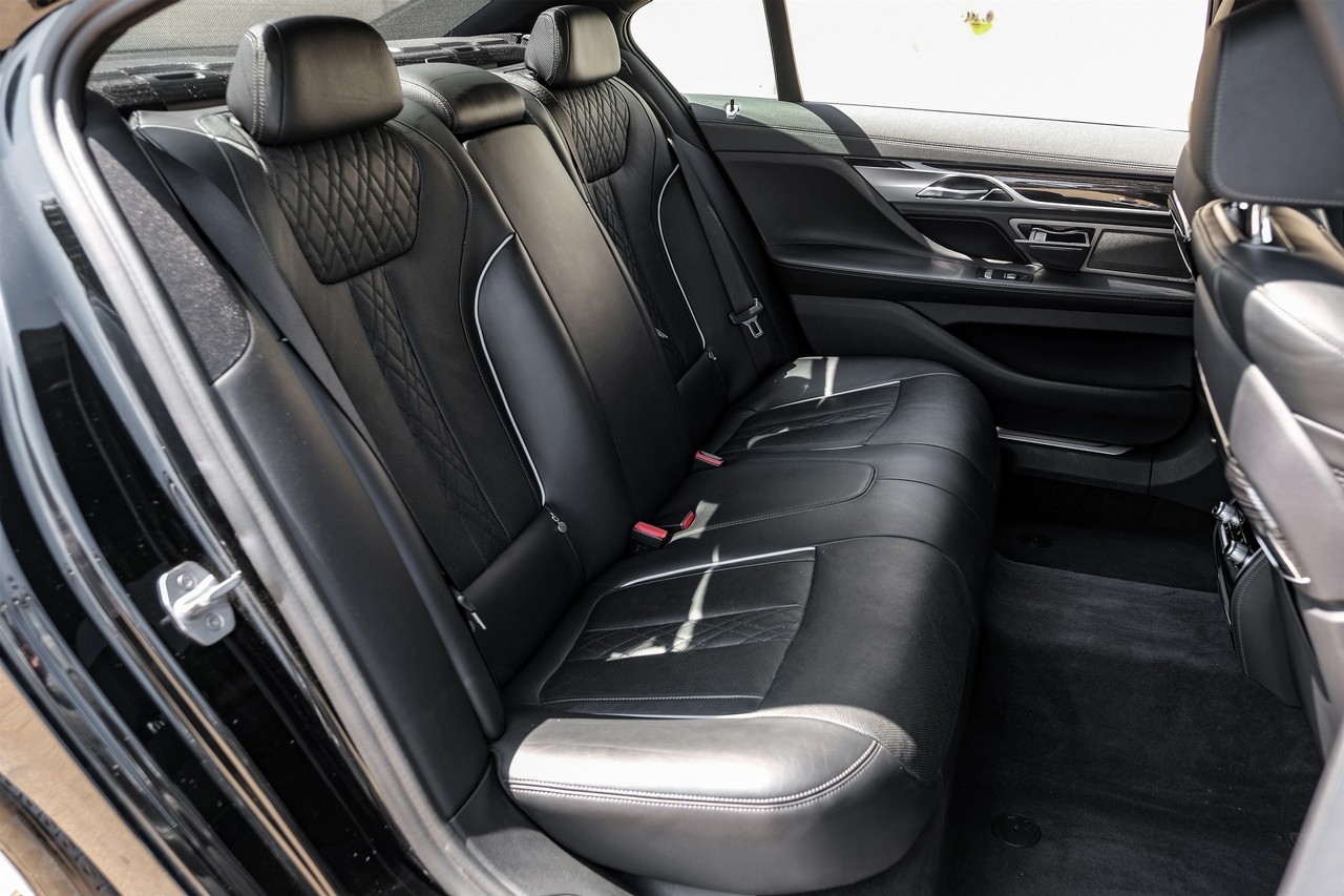 BMW 750i xDrive Vehicle Main Gallery Image 31