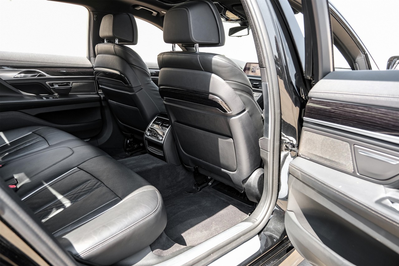 BMW 750i xDrive Vehicle Main Gallery Image 32