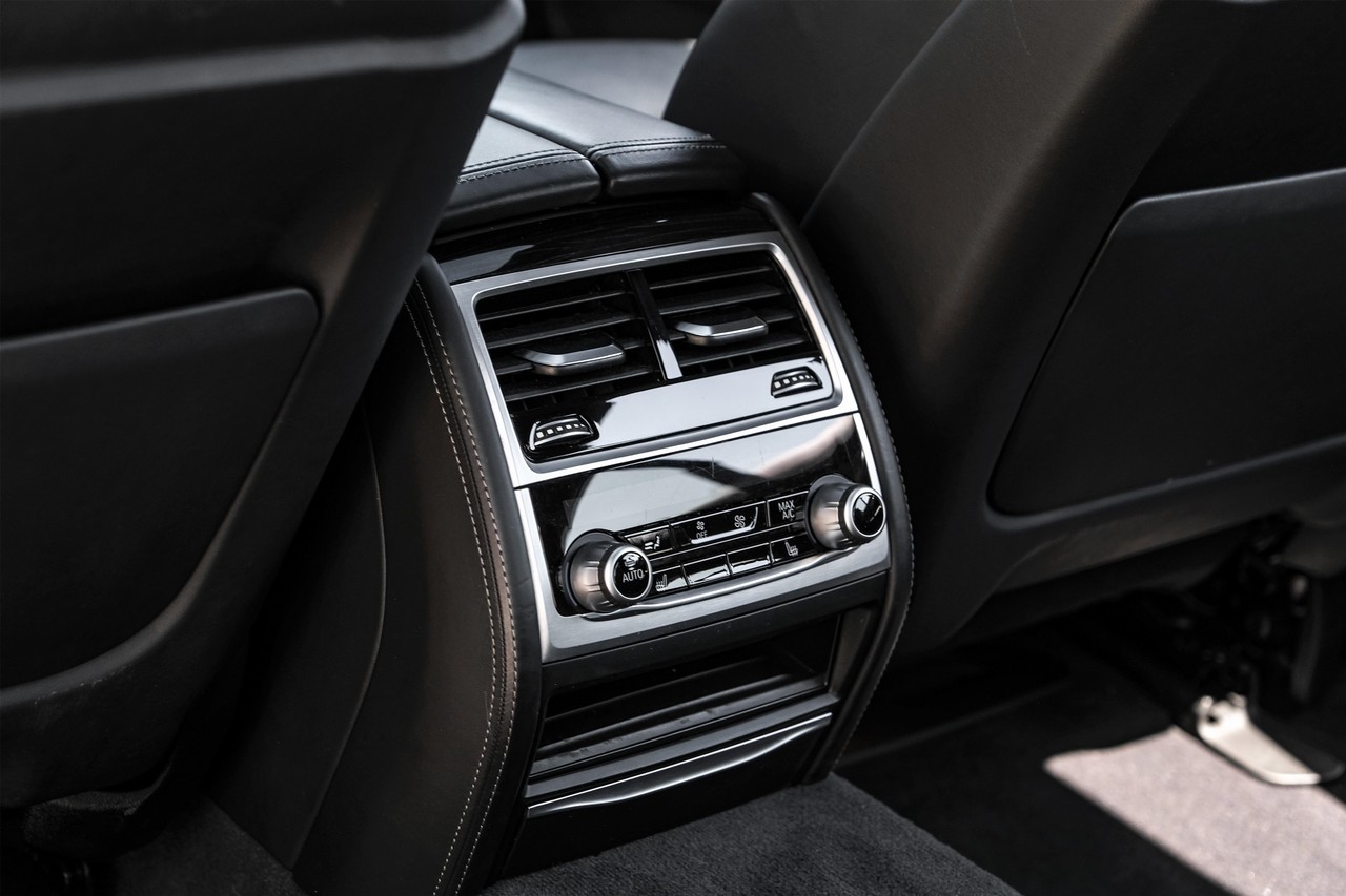 BMW 750i xDrive Vehicle Main Gallery Image 33