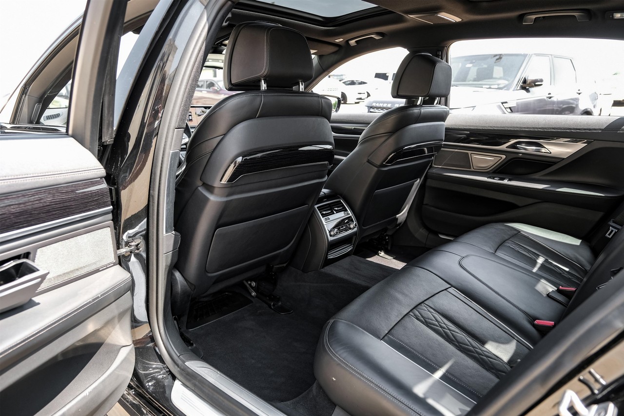 BMW 750i xDrive Vehicle Main Gallery Image 34