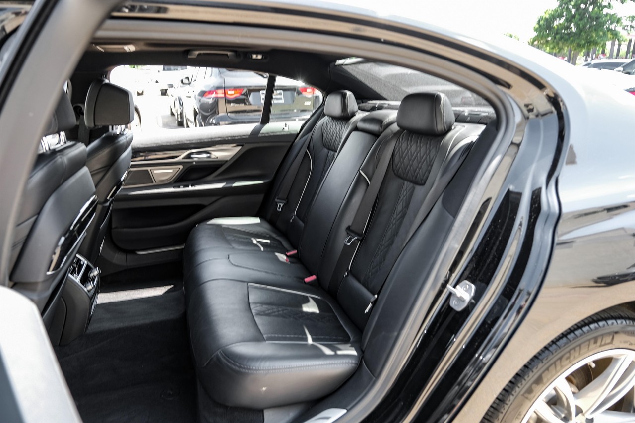 BMW 750i xDrive Vehicle Main Gallery Image 35