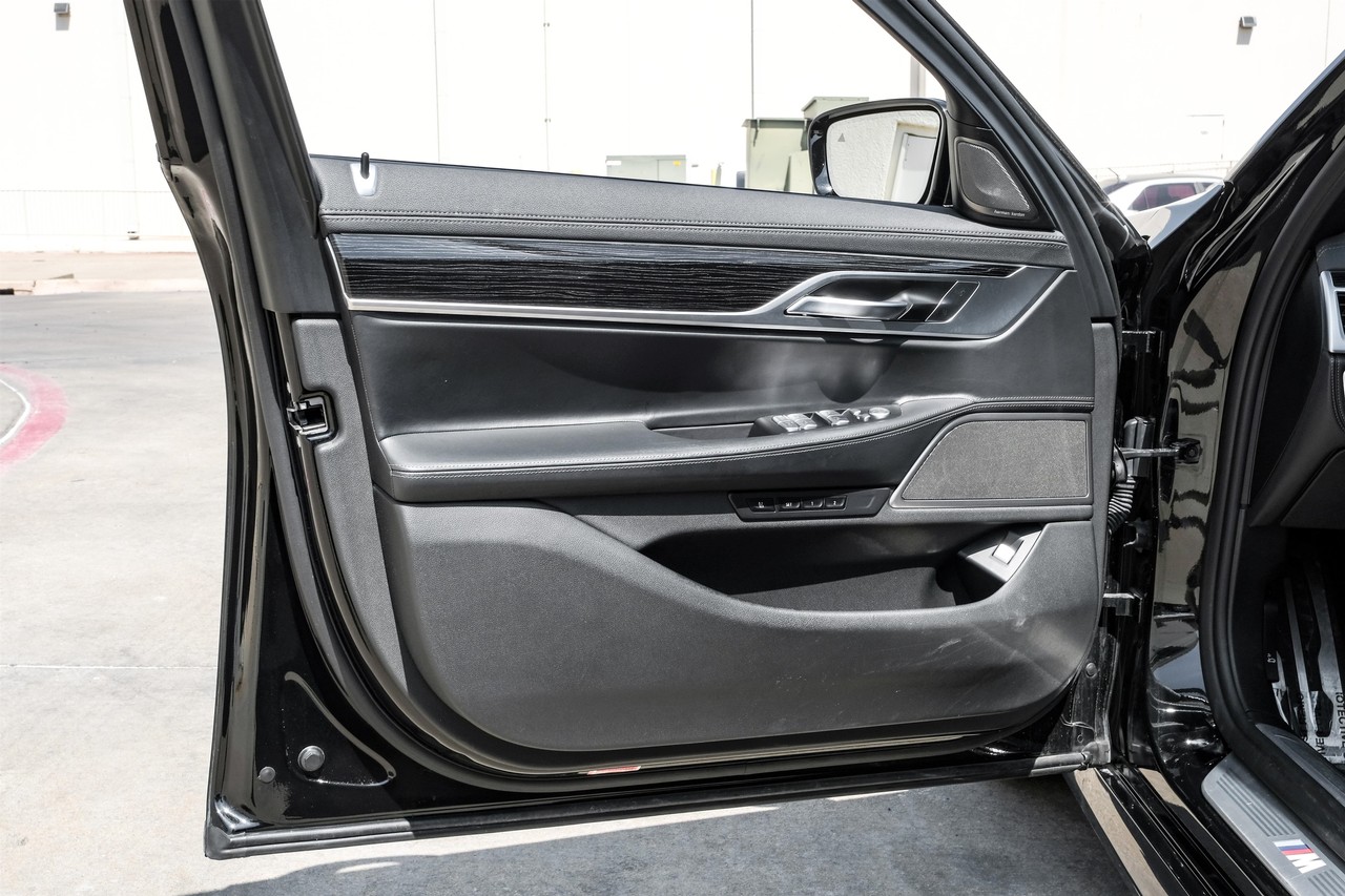 BMW 750i xDrive Vehicle Main Gallery Image 36
