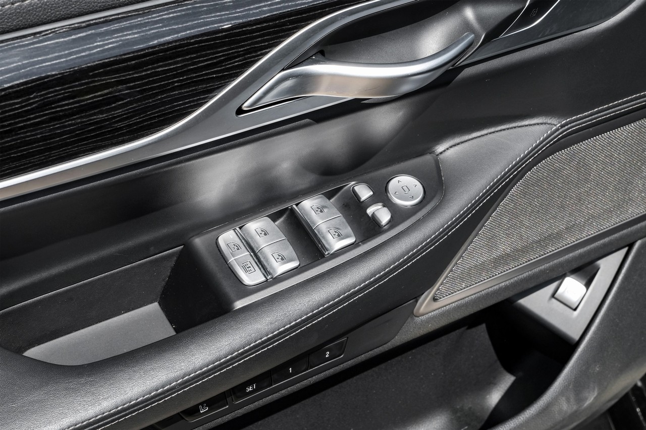 BMW 750i xDrive Vehicle Main Gallery Image 37