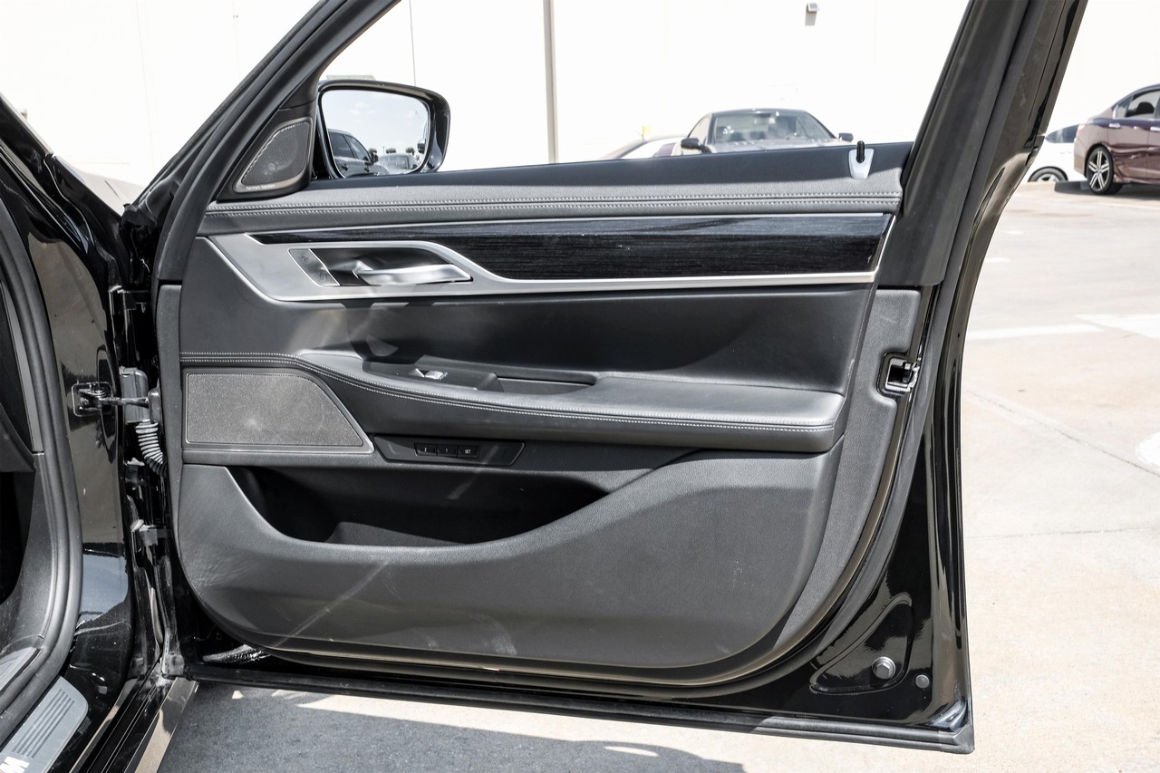 BMW 750i xDrive Vehicle Main Gallery Image 38