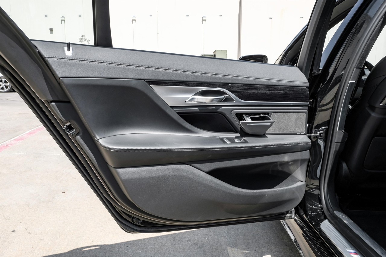 BMW 750i xDrive Vehicle Main Gallery Image 39