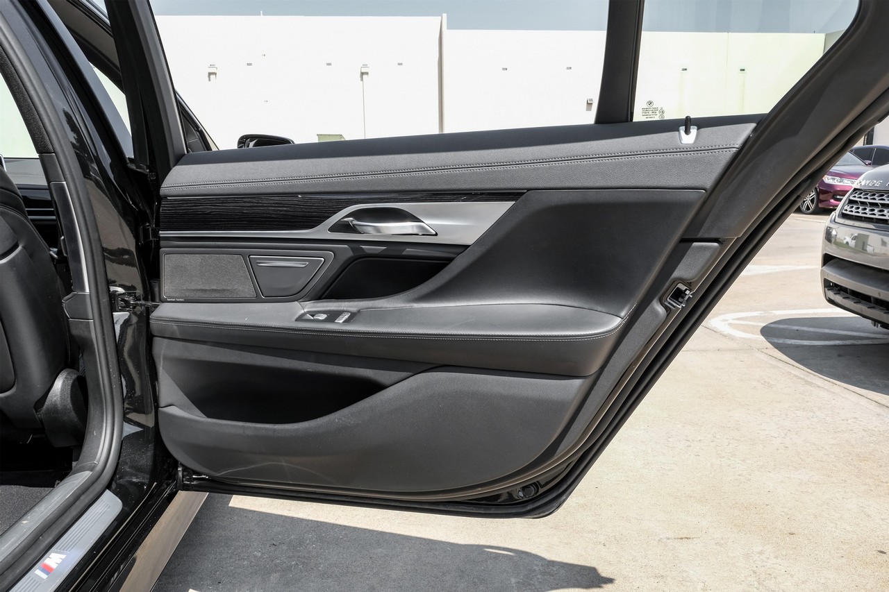 BMW 750i xDrive Vehicle Main Gallery Image 40