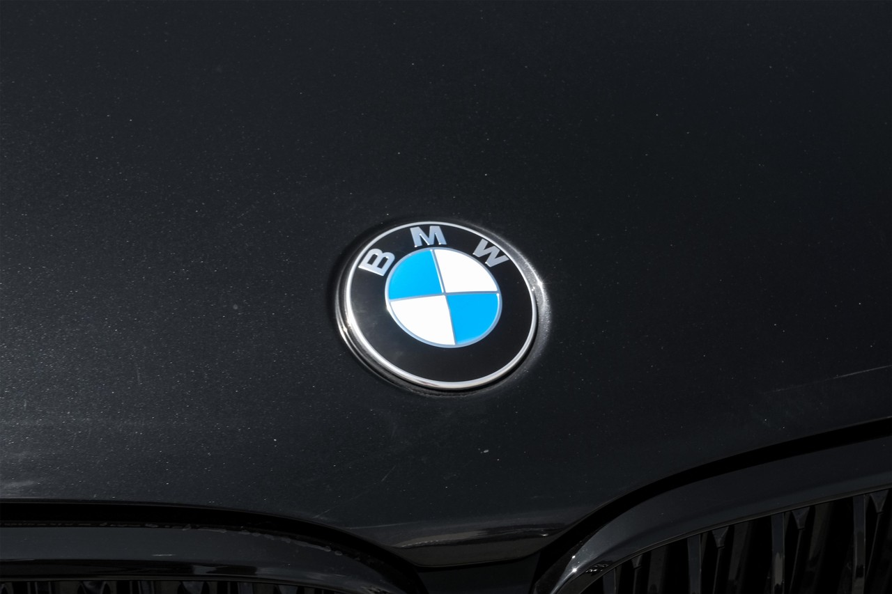 BMW 750i xDrive Vehicle Main Gallery Image 42