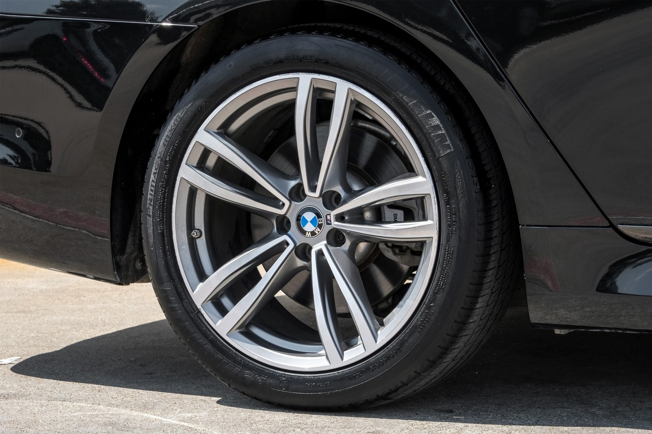 BMW 750i xDrive Vehicle Main Gallery Image 43