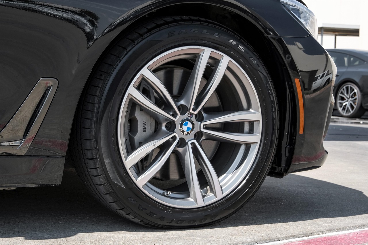 BMW 750i xDrive Vehicle Main Gallery Image 44