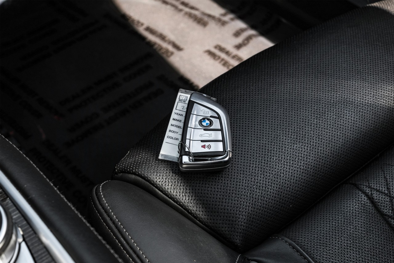 BMW 750i xDrive Vehicle Main Gallery Image 45