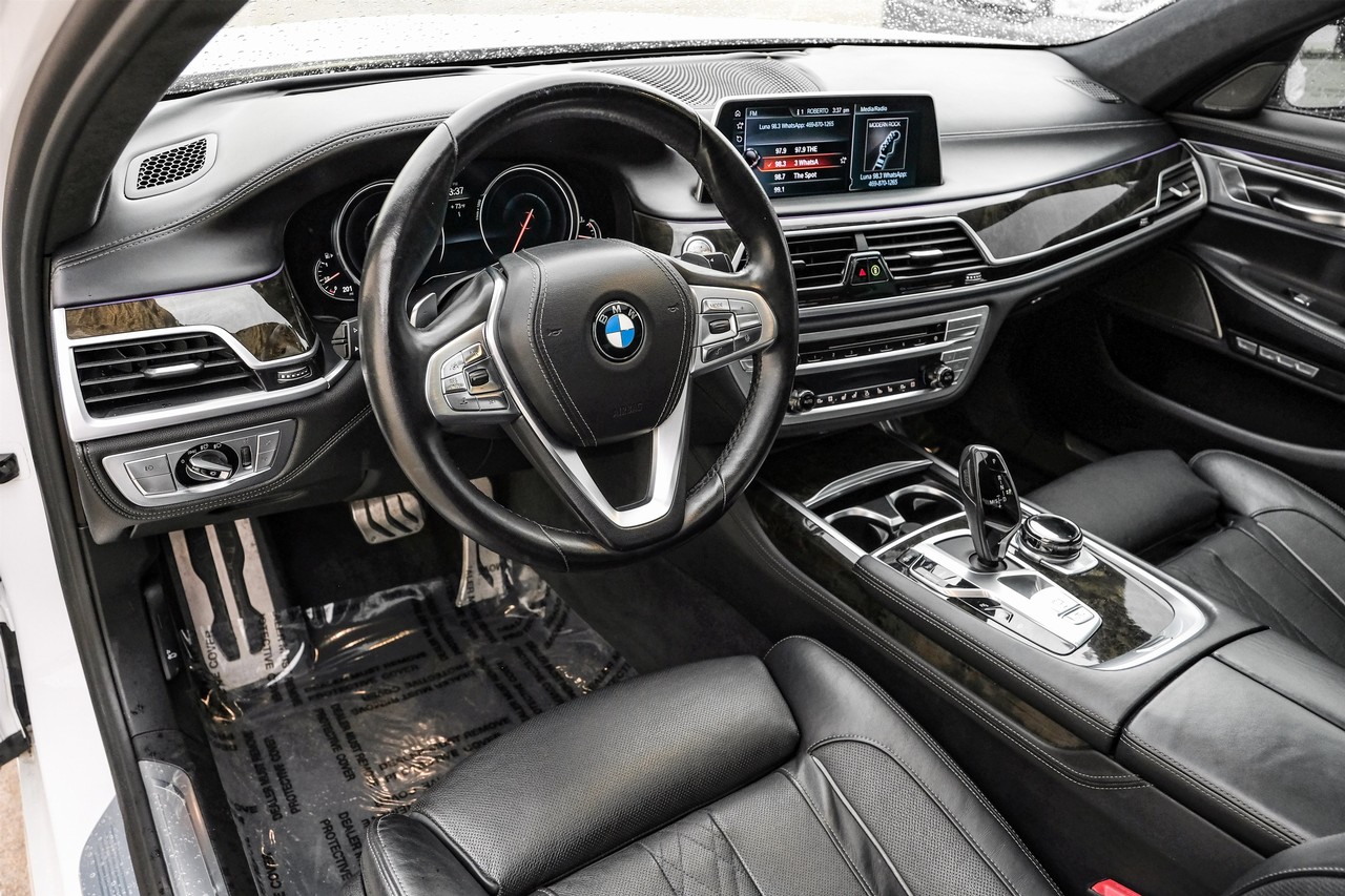 BMW 750i Vehicle Main Gallery Image 03