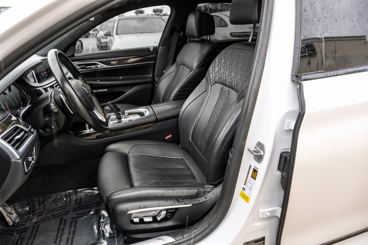 BMW 750i Vehicle Main Gallery Image 04