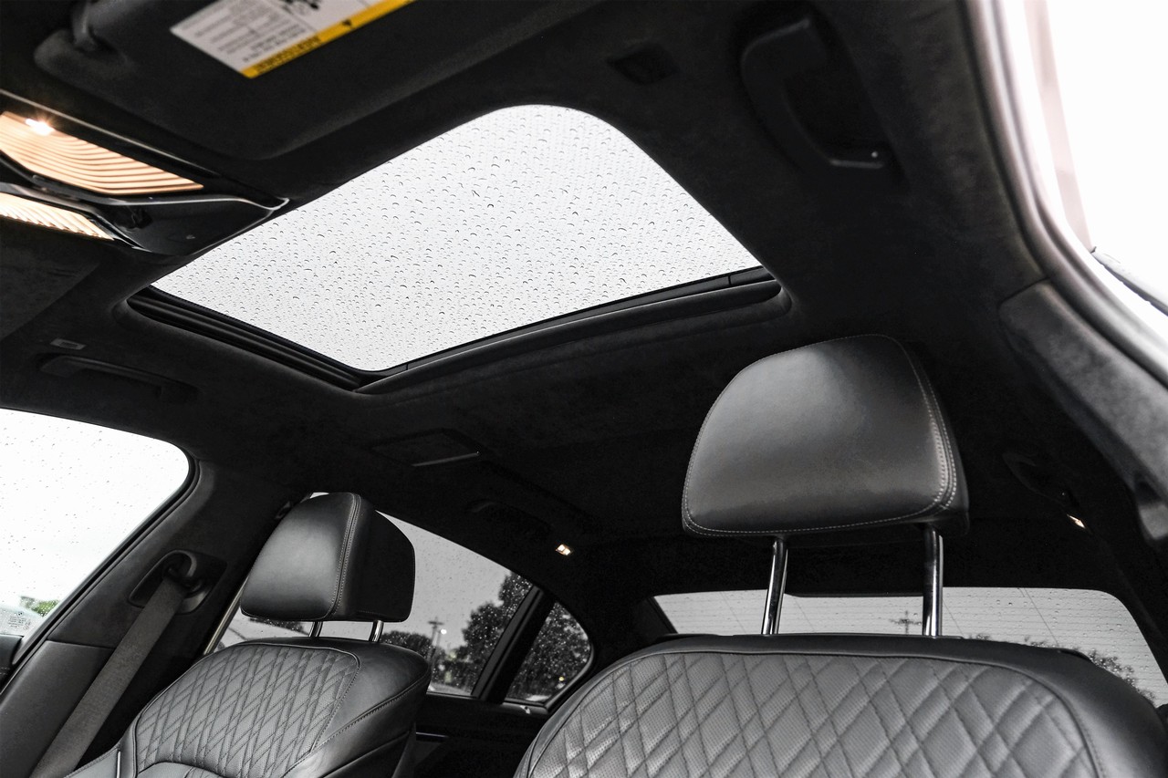 BMW 750i Vehicle Main Gallery Image 05