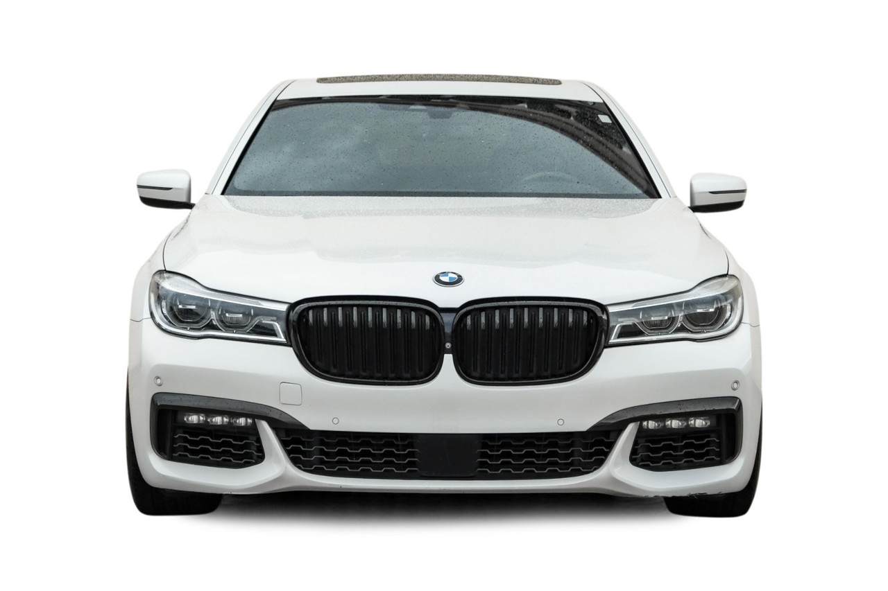 BMW 750i Vehicle Main Gallery Image 06