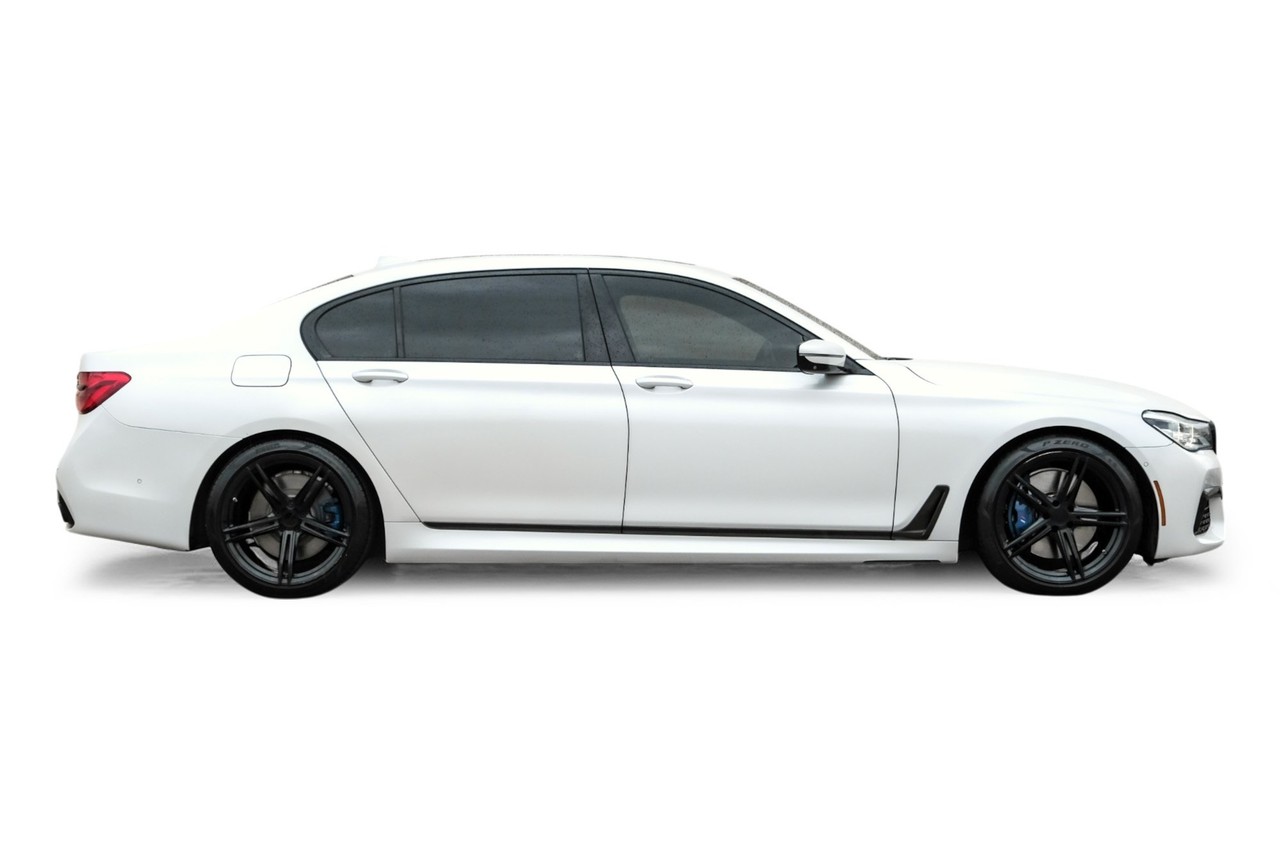 BMW 750i Vehicle Main Gallery Image 08