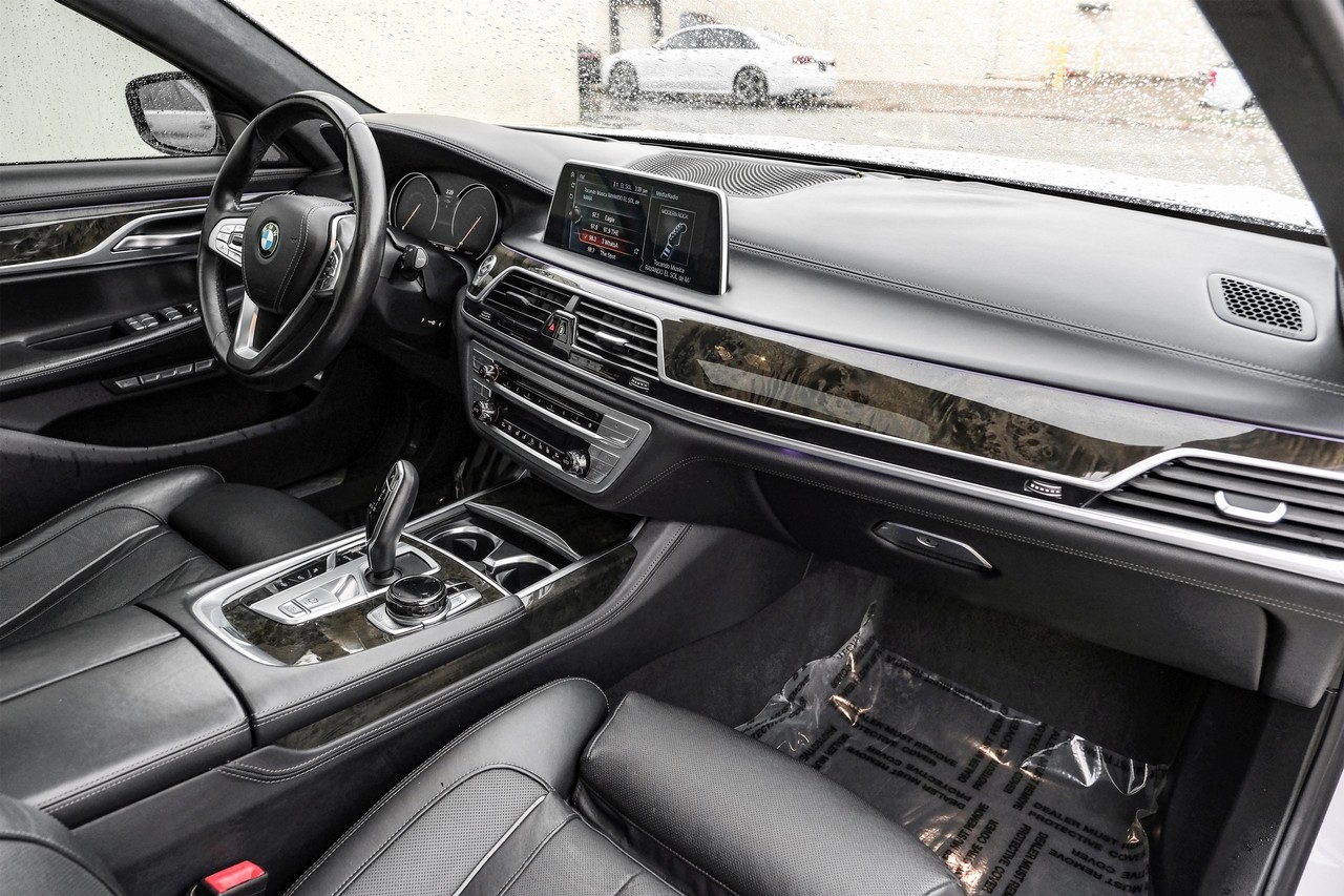 BMW 750i Vehicle Main Gallery Image 13
