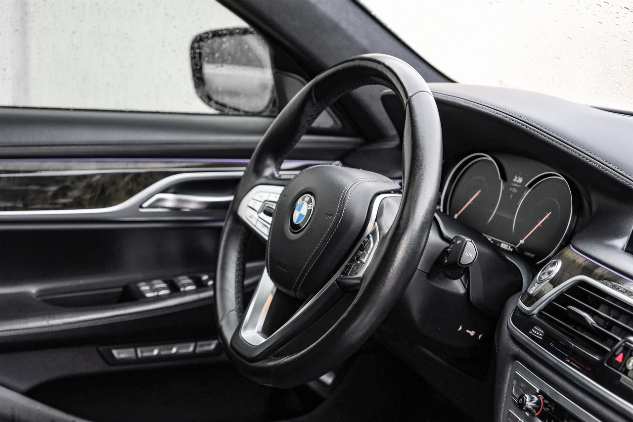 BMW 750i Vehicle Main Gallery Image 14
