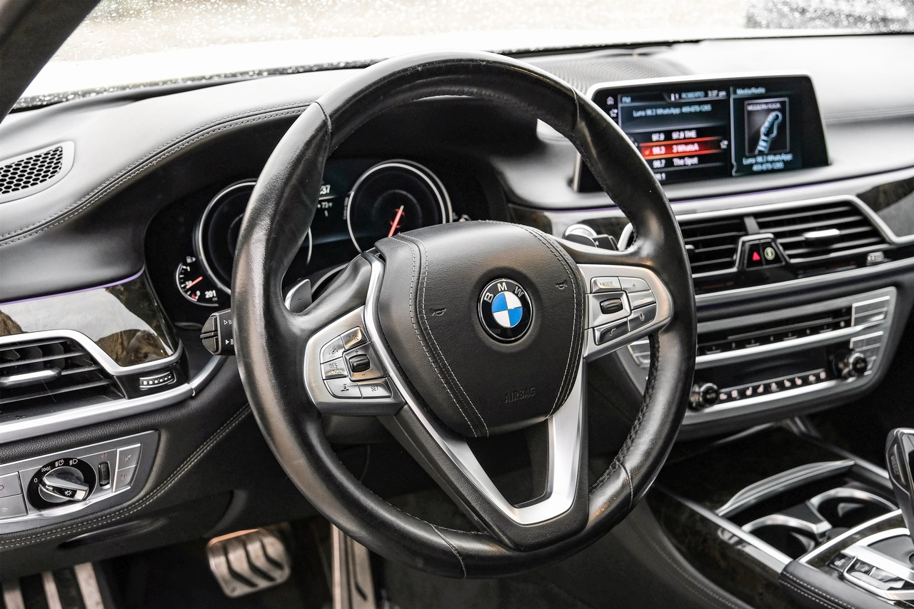 BMW 750i Vehicle Main Gallery Image 16