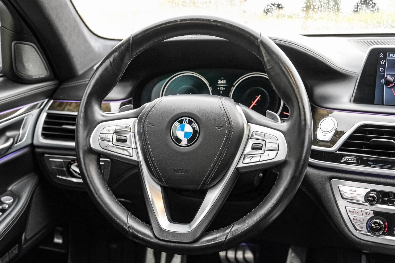 BMW 750i Vehicle Main Gallery Image 17