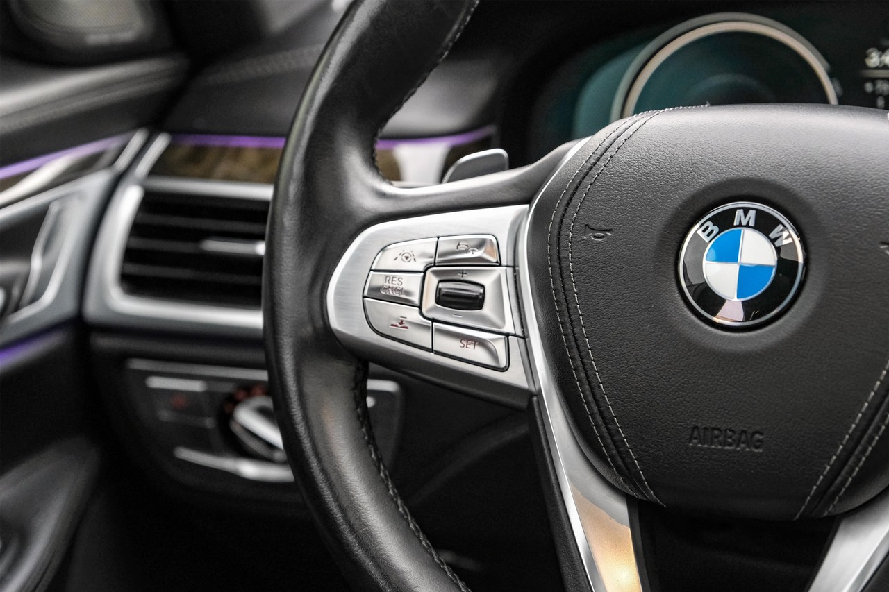 BMW 750i Vehicle Main Gallery Image 18