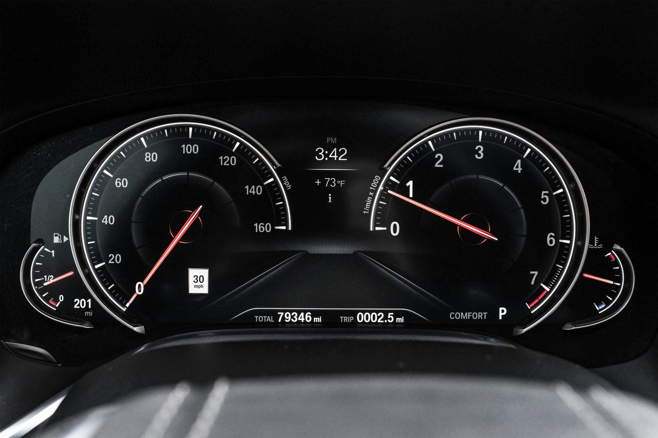 BMW 750i Vehicle Main Gallery Image 20