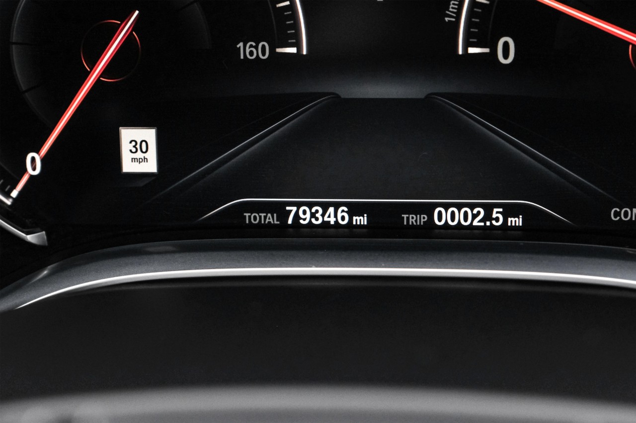 BMW 750i Vehicle Main Gallery Image 21