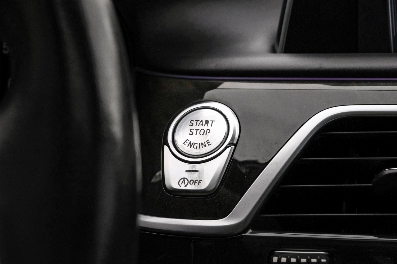 BMW 750i Vehicle Main Gallery Image 22