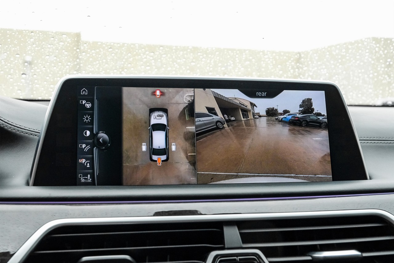 BMW 750i Vehicle Main Gallery Image 24