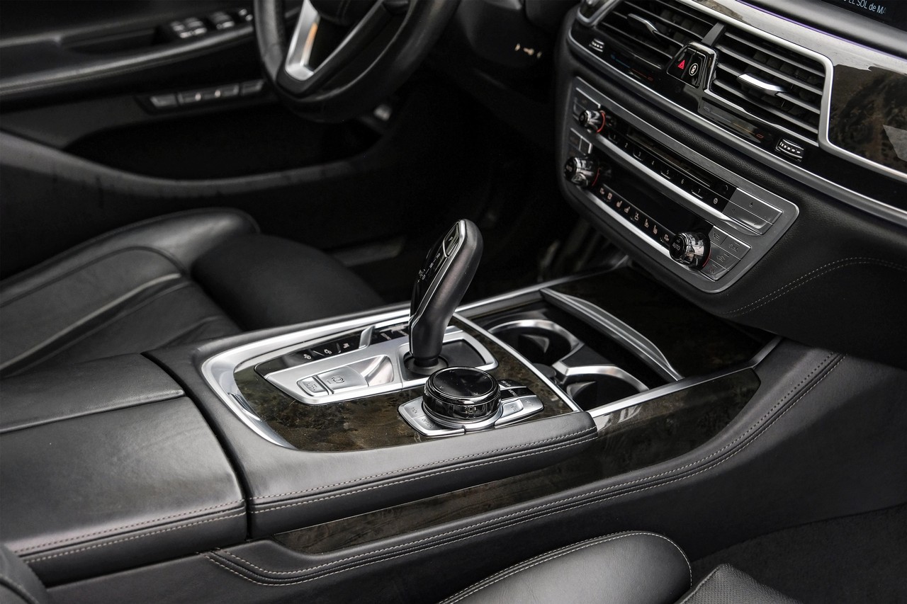BMW 750i Vehicle Main Gallery Image 25
