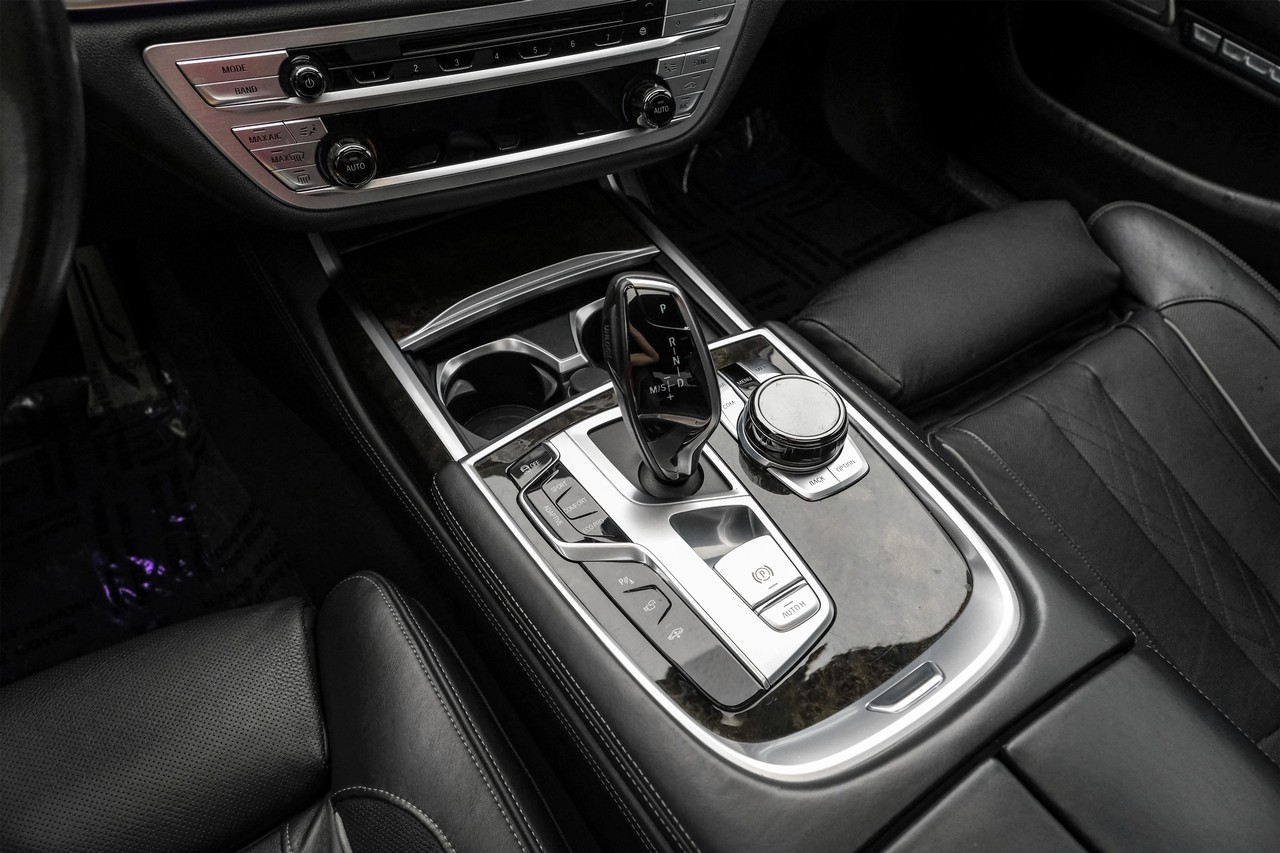 BMW 750i Vehicle Main Gallery Image 26