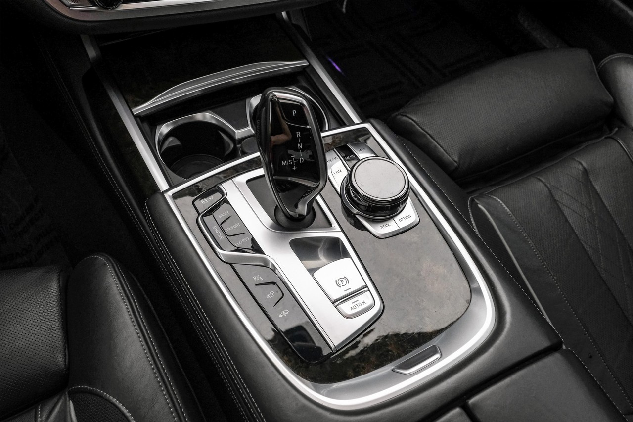 BMW 750i Vehicle Main Gallery Image 27