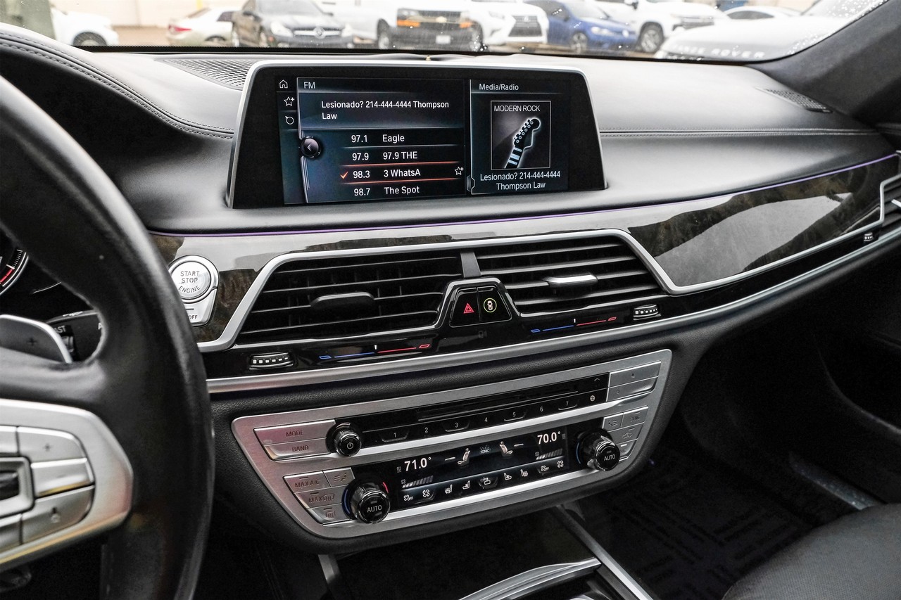 BMW 750i Vehicle Main Gallery Image 28