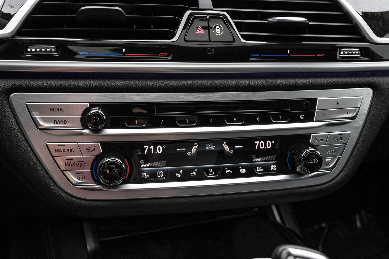 BMW 750i Vehicle Main Gallery Image 29