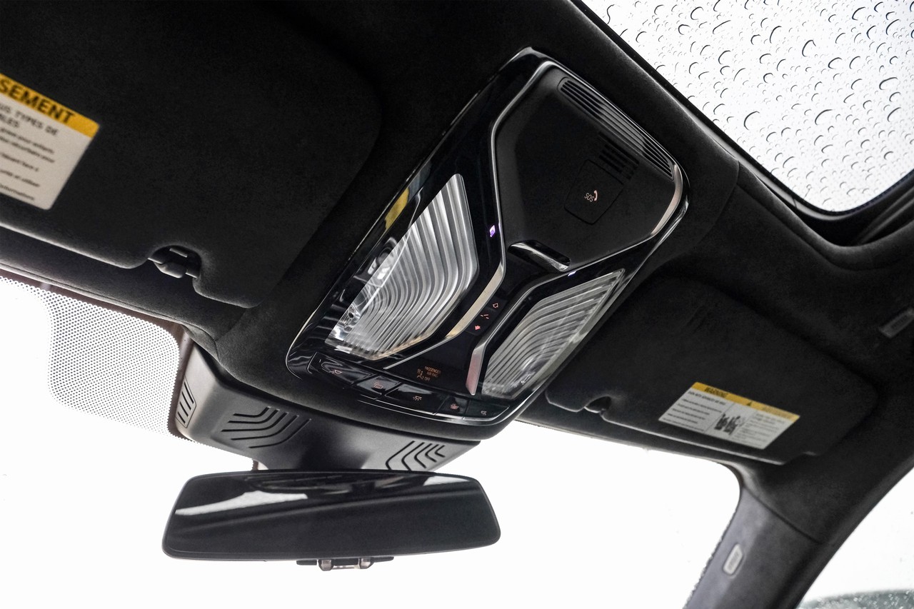 BMW 750i Vehicle Main Gallery Image 30