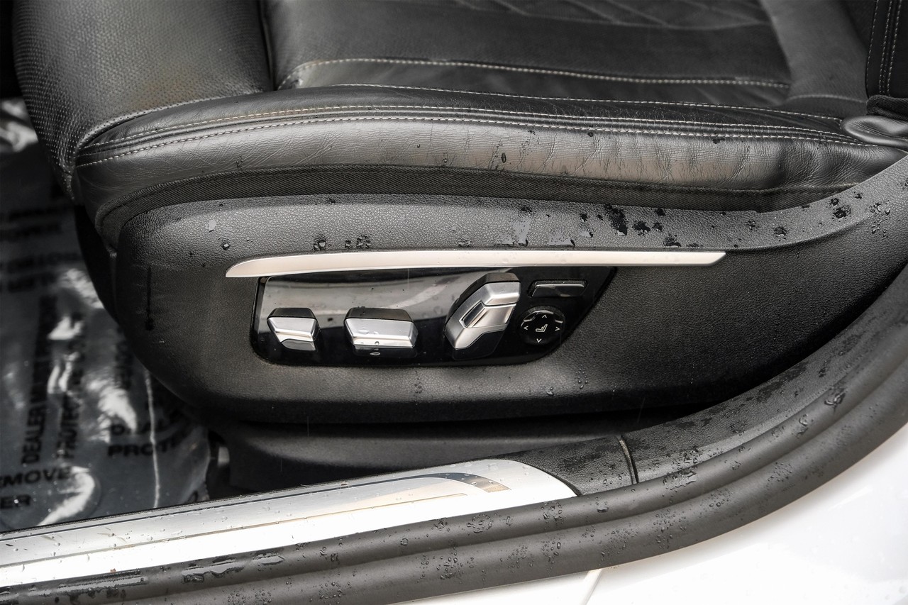 BMW 750i Vehicle Main Gallery Image 33