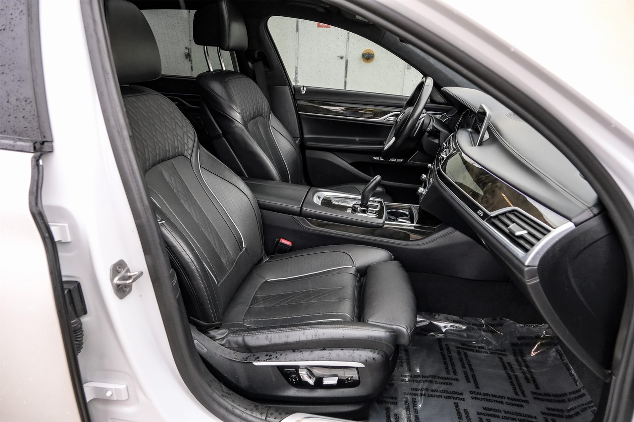 BMW 750i Vehicle Main Gallery Image 34