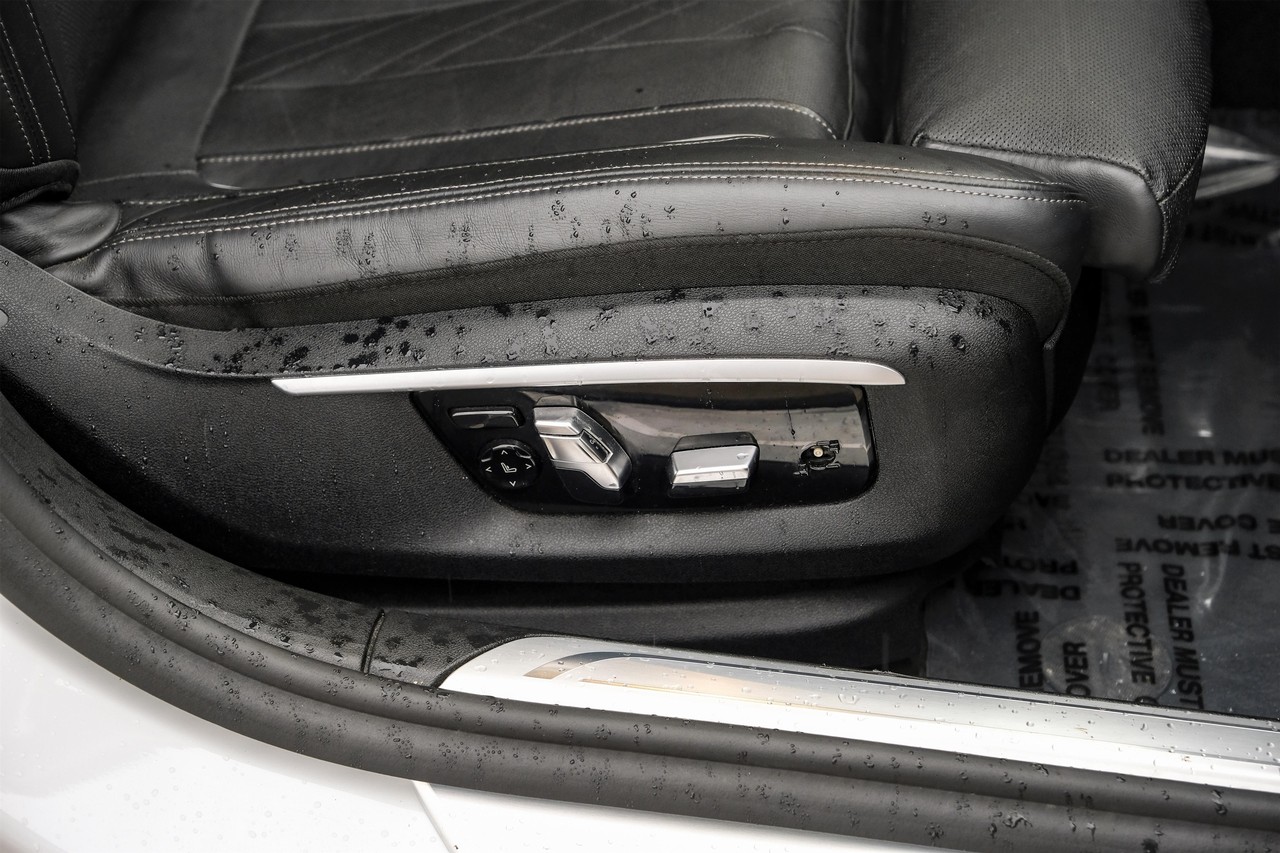 BMW 750i Vehicle Main Gallery Image 35