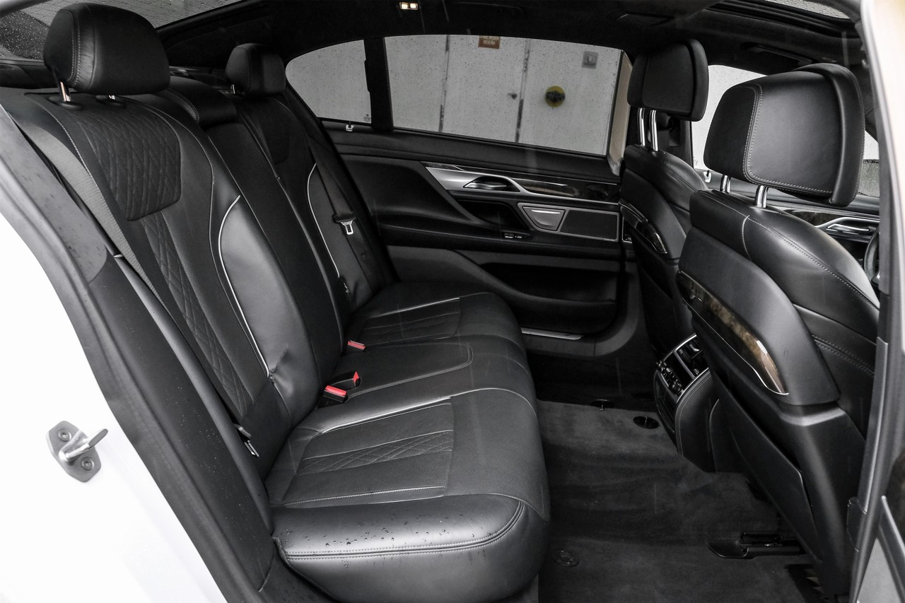 BMW 750i Vehicle Main Gallery Image 36