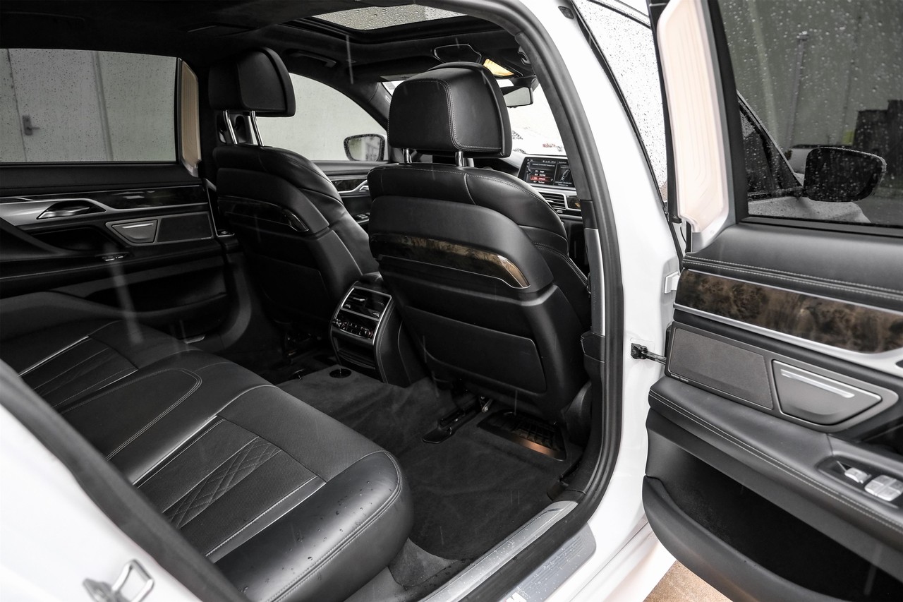 BMW 750i Vehicle Main Gallery Image 37