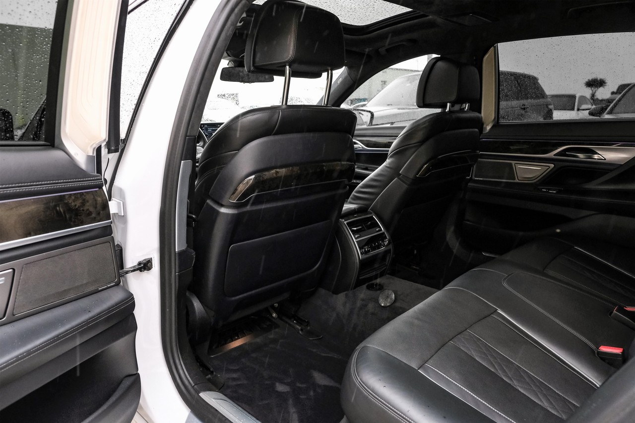 BMW 750i Vehicle Main Gallery Image 38