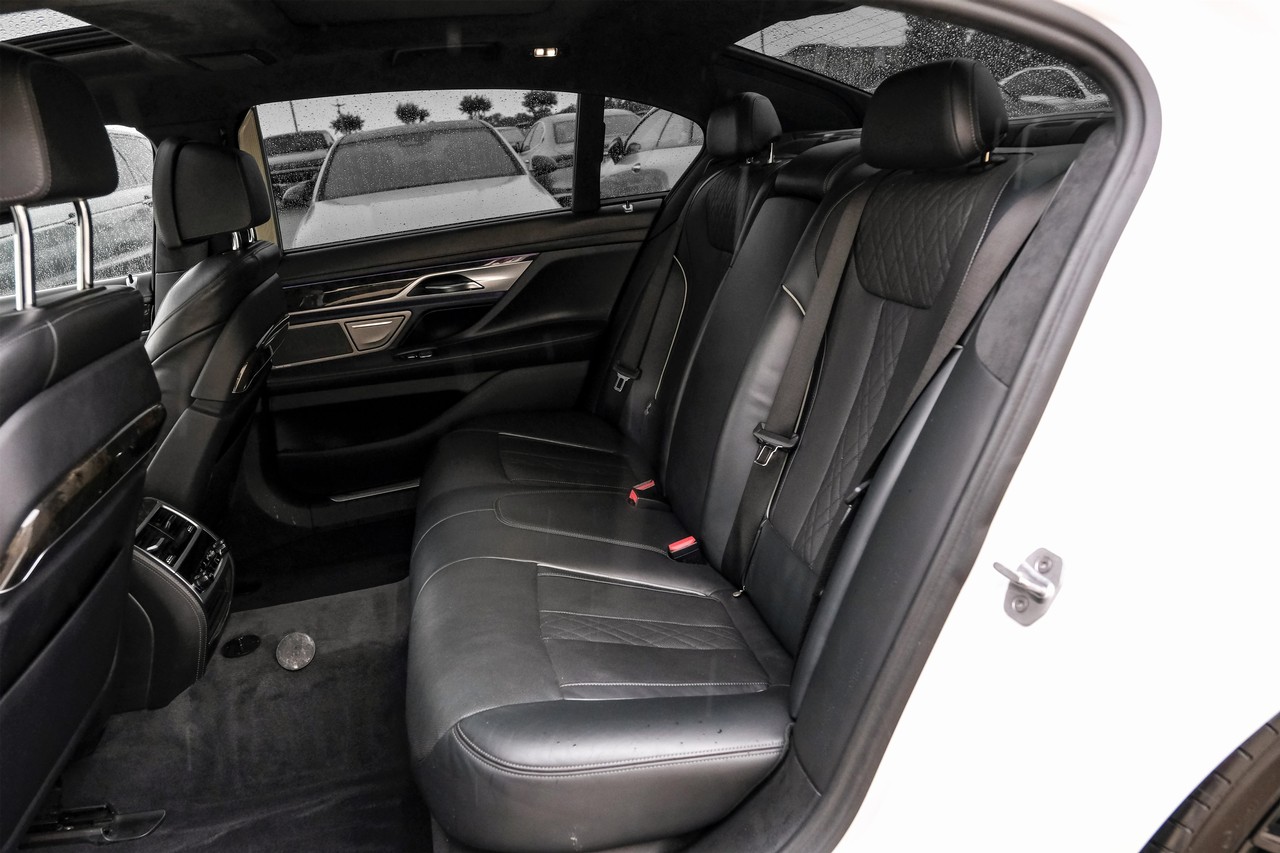 BMW 750i Vehicle Main Gallery Image 39