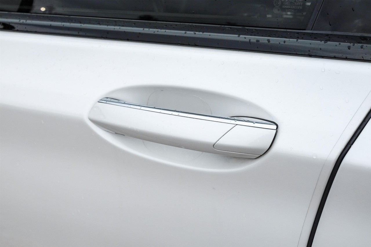 BMW 750i Vehicle Main Gallery Image 40